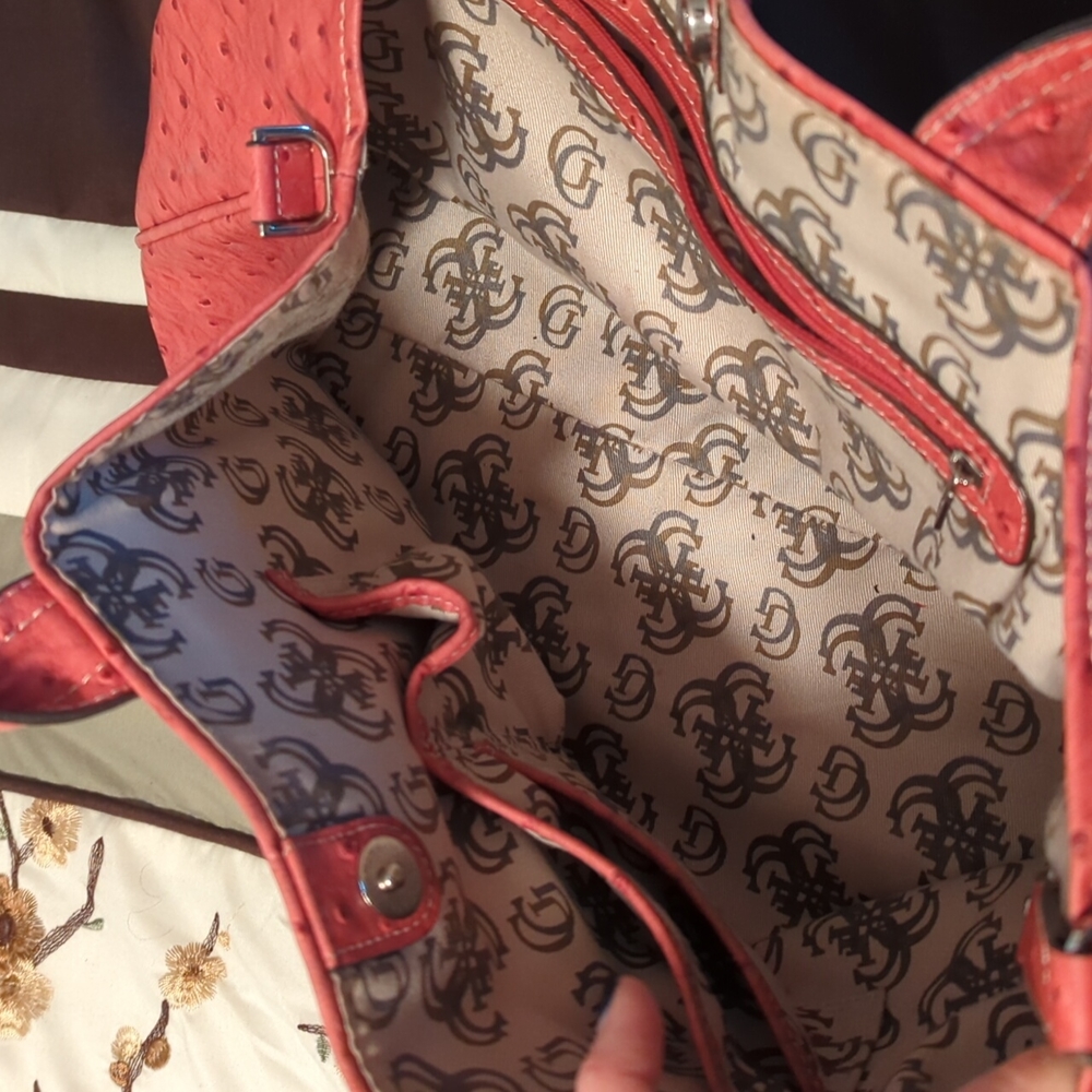 Guess faux ostrich red shoulder handbag - Picture 6 of 8